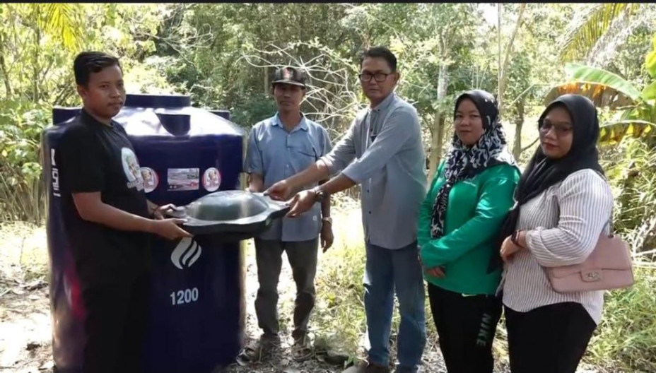 Ganjar Milenial Kaltim Salurkan Bantuan Tandon Air Bersih Di Kabupaten