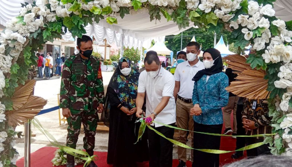 Bupati Paser Resmikan Pusat Oleh-oleh Taman Lembayung