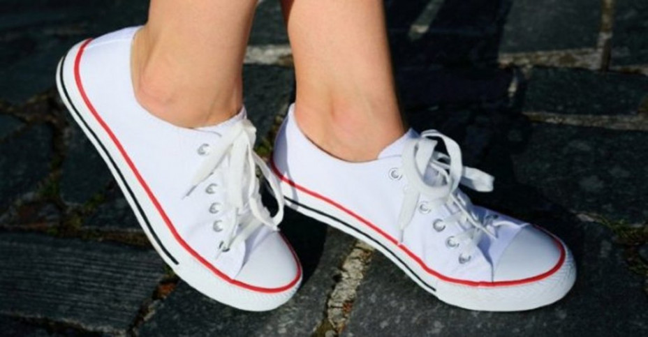 7 Rekomendasi Sepatu Kets Wanita Terbaik