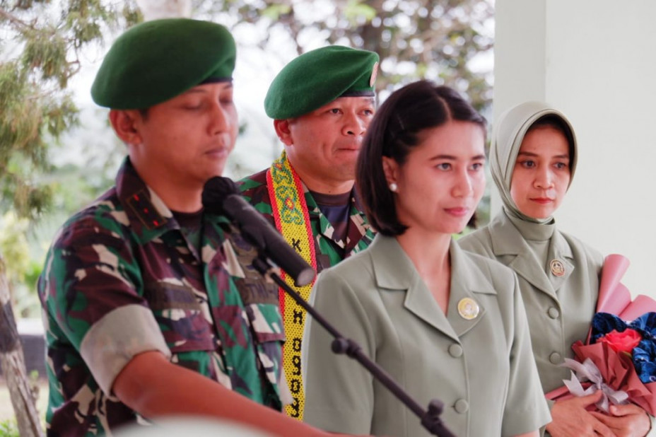 Transvestitlar onanizm bilan porno Mushuk ichida ikki xoroz bilan Hardcore gangbang